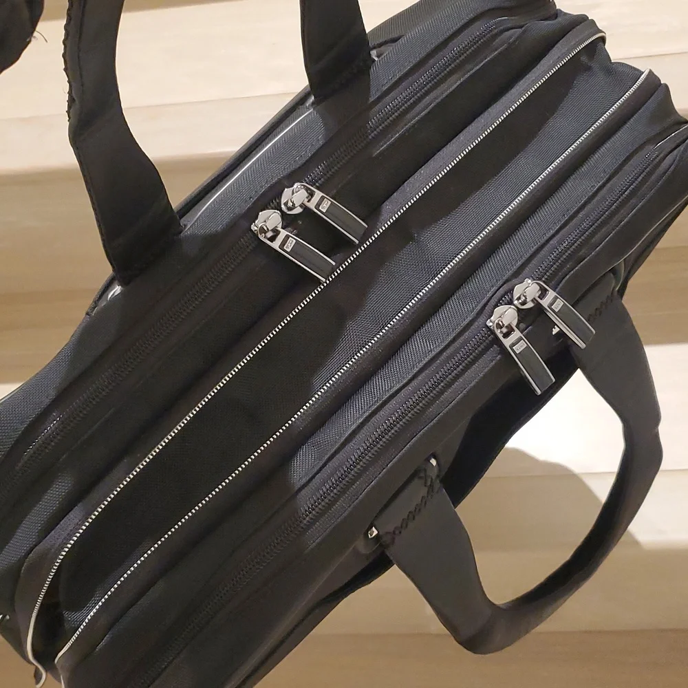Tumi Arrivé T-Pass Kennedy Expandable Deluxe Brief Laptop Carryall Brief…